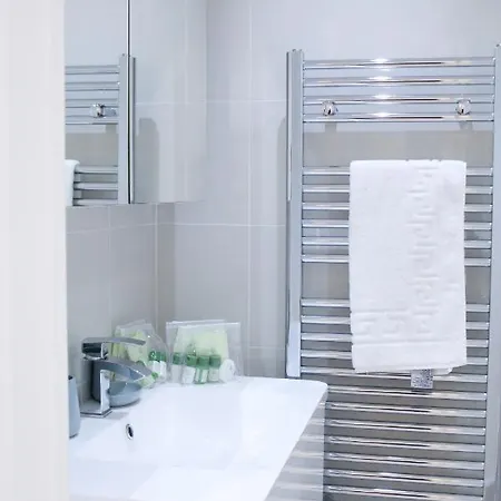 Executive Bright And Airy Studio Apartment In Sydenham Лондон Экстерьер фото