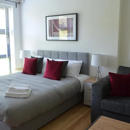 Executive Bright And Airy Studio Apartment In Sydenham Лондон Экстерьер фото