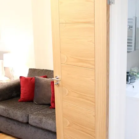 Executive Bright And Airy Studio Apartment In Sydenham Лондон Экстерьер фото